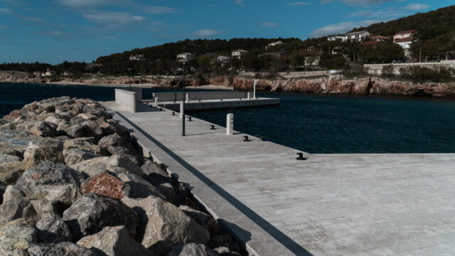 Lukobran i obala, Povile